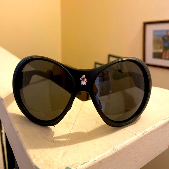 Moncler Grey Oval Unisex sunglasses - Picture 1 of 4